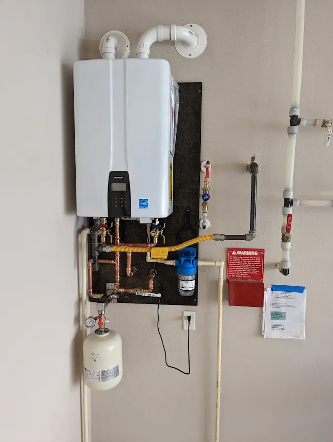 Professional plumber installing copper piping in a Tuxedo home